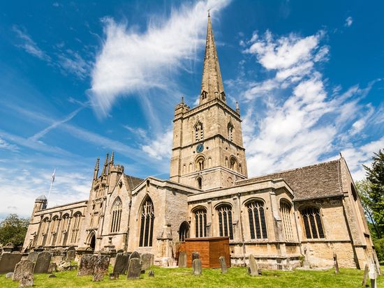 UK_Cotswolds_Burford-Church_shutterstock_358718942