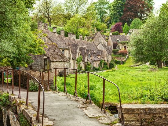England_Cotswold_Bibury_shutterstock_653628877 (1)