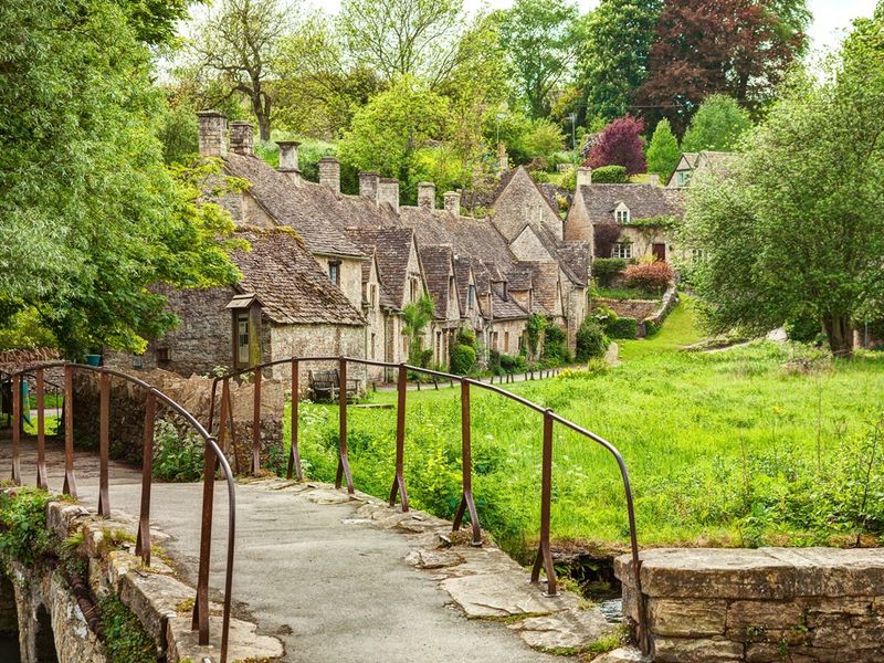 England_Cotswold_Bibury_shutterstock_653628877 (1)