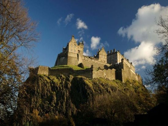 スコットランド 首都エジンバラ日帰り観光ツアー　エジンバラ城入場付き ＜ロンドン発＞