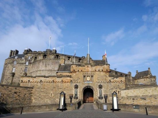 スコットランド 首都エジンバラ日帰り観光ツアー　エジンバラ城入場付き ＜ロンドン発＞