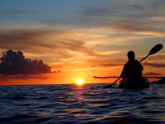 貸切サンセットカヤックツアー 石垣島の海を水上散歩 オレンジ色に染まる海を眺めながら特別体験＜2時間／写真データ無料／石垣島＞