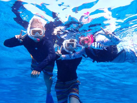 慶良間チービシボートシュノーケリング 色とりどりの熱帯魚たちと一緒に泳ごう！半日プランで気軽に参加OK♪＜4時間／本島中部 北谷町＞