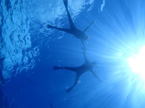 慶良間チービシボートシュノーケリング 色とりどりの熱帯魚たちと一緒に泳ごう！半日プランで気軽に参加OK♪＜4時間／本島中部 北谷町＞