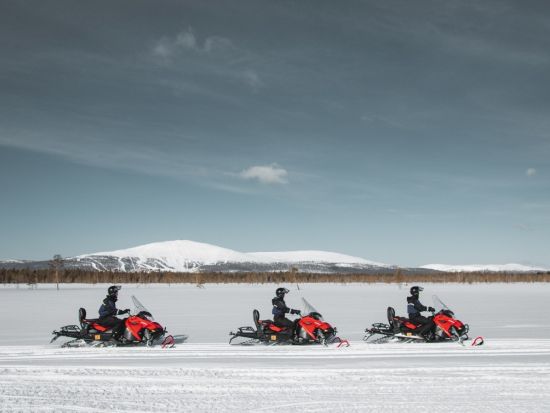 ラップランドで遊ぼう！サンタクロース村＆トナカイ牧場＆スノーモービル1日ツアー＜11月～3月／昼食付／英語／ロヴァニエミ発＞＊申込と同時に即予約確定