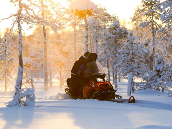 夕暮れスノーモービルツアー 雪原を疾走！焚き火BBQ＆オーロラ鑑賞のチャンスも＜11月～3月／英語／3時間／ロヴァニエミ発＞＊申込と同時に即予約確定