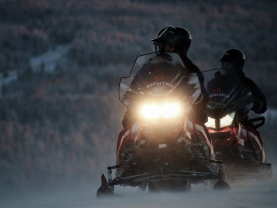 夕暮れスノーモービルツアー 雪原を疾走！焚き火BBQ＆オーロラ鑑賞のチャンスも＜11月～3月／英語／3時間／ロヴァニエミ発＞＊申込と同時に即予約確定