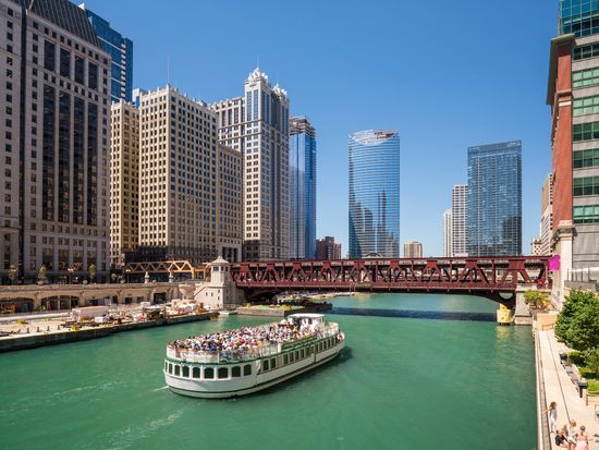 USA_Chicago_Illinois_Chicago_River_Boat_shutterstock_444054760