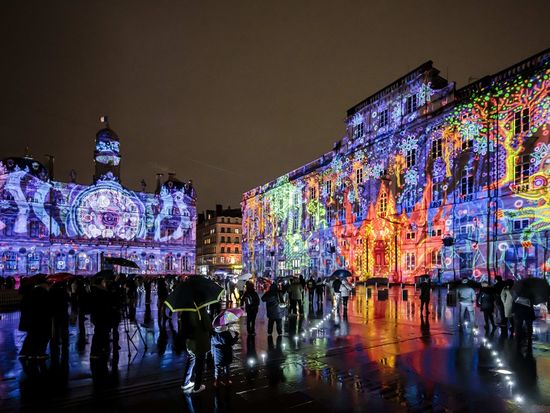 e1204f19d930-Le-lapin-dans-la-Lune-Place-des-Terreaux-FDL-2021-07_12_2021-HD-C-BriceROBERT-11-2-