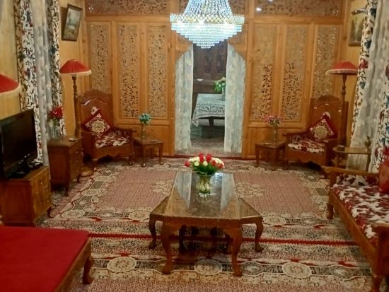 【貸切チャーター】スリナガル＆パハルガム 3泊4日！日本語アシスタント選択可＜専用車／英語ドライバー／高速代＆駐車場代込／ホテル送迎＞ *車1台あたり料金