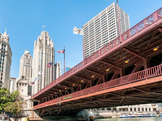 USA_Chicago_IL_Michigan_Avenue_Bridge_shutterstock_391266070
