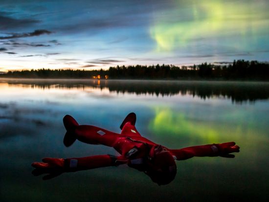オーロラ氷上浮遊ツアー 光のカーテンの下で凍った湖に浮かぶ神秘体験！＜11月～3月／英語／3時間／ロヴァニエミ発＞＊申込と同時に即予約確定