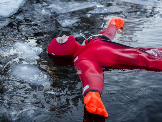 オーロラ氷上浮遊ツアー 光のカーテンの下で凍った湖に浮かぶ神秘体験！＜11月～3月／英語／3時間／ロヴァニエミ発＞＊申込と同時に即予約確定