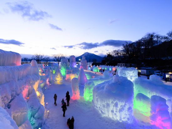 札幌発日帰りバスツアー 2026千歳・支笏湖氷濤まつり 氷の美術館へ！夕方発のバスでライトアップされた幻想的な氷の世界へ！＜2026年1月31日～2月23日＞