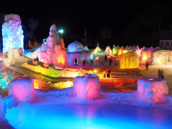 札幌発日帰りバスツアー 2026千歳・支笏湖氷濤まつり 氷の美術館へ！夕方発のバスでライトアップされた幻想的な氷の世界へ！＜2026年1月31日～2月23日＞