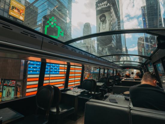 バストロノーム（BUSTRONOME）食事券＆事前予約サービス　2階建てパノラマバスレストラン＜地下鉄57丁目駅付近発＞*前日17時まで予約OK