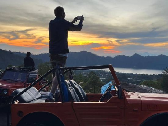 サンライズジープアドベンチャー　バトゥール山の日の出鑑賞＋黒い溶岩地帯をジープ走行！＜朝日を見ながらの軽食＆ブランチ付き＞