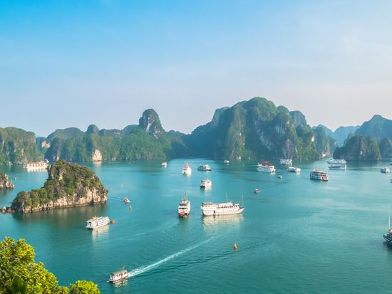 Vietnam_Ha Long Bay_Ti Top Island_shutterstock_757282642