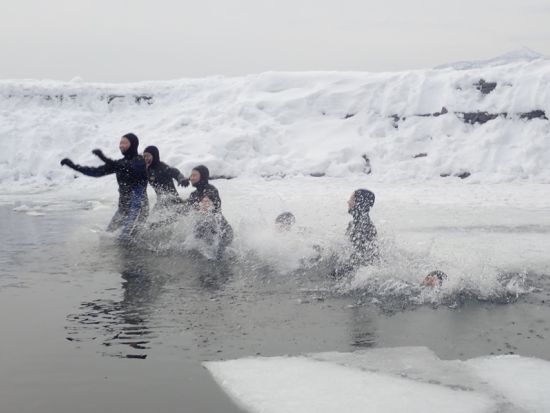 支笏湖アイスウォーク｜10年以上“日本一クラス”の透明度を誇る神秘の湖で氷上体験！ ＜午前・午後／1～3月／支笏湖発着＞by オーシャンデイズ