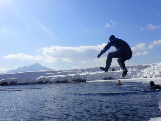 支笏湖アイスウォーク｜10年以上“日本一クラス”の透明度を誇る神秘の湖で氷上体験！ ＜午前・午後／1～3月／支笏湖発着＞by オーシャンデイズ