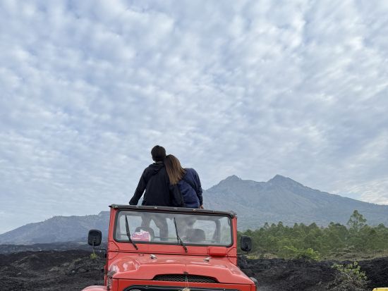 サンライズジープアドベンチャー　バトゥール山の日の出鑑賞＋黒い溶岩地帯をジープ走行！＜朝日を見ながらの軽食＆ブランチ付き＞