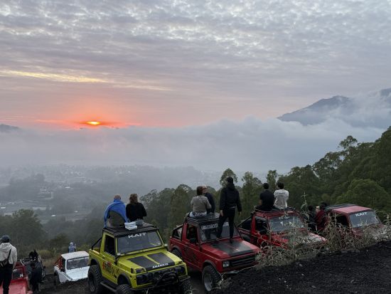 サンライズジープアドベンチャー　バトゥール山の日の出鑑賞＋黒い溶岩地帯をジープ走行！＜朝日を見ながらの軽食＆ブランチ付き＞