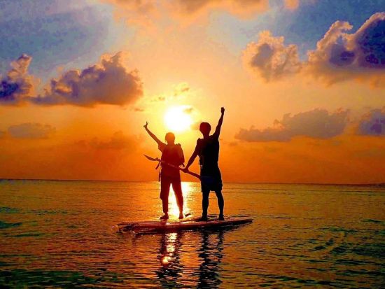 宮古島サンセットクリアSUP 夕焼けに染まる海で絶景体験 素敵な1日の締めくくりをしよう◎＜写真・動画データ無料付き／約2時間＞