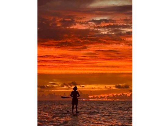 宮古島サンセットクリアSUP 夕焼けに染まる海で絶景体験 素敵な1日の締めくくりをしよう◎＜写真・動画データ無料付き／約2時間＞