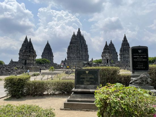 【貸切】2大世界遺産ボロブドゥール遺跡＋プランバナン寺院とジョグジャカルタ市内を巡る宿泊ツアー＜1泊2日／日本語ガイド／国内航空券込／バリ島発＞