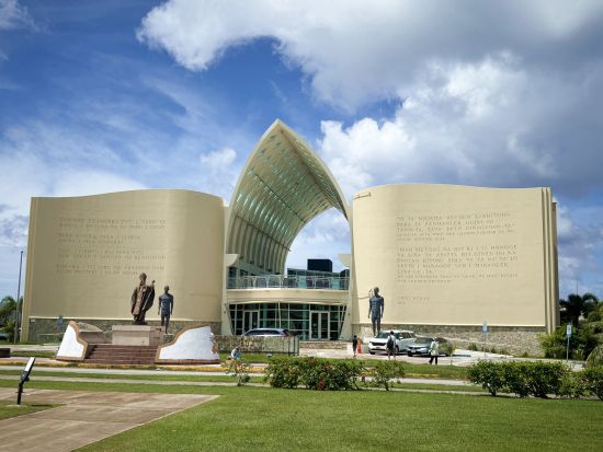 【貸切】チャモロ文化ツアー　チャモロビレッジ＋博物館＋ラッテストーン公園＋選べるローカルランチ付き＜水曜／6.5時間／最大7名／日本語ドライバー＞