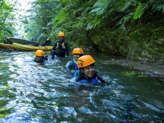【秘境ツアー】カヌーで行くシャワークライミングツアー！やんばるの森で楽しむ非日常の川遊び体験＜10歳～／約3時間／4～10月／東村＞