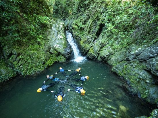 【秘境ツアー】カヌーで行くシャワークライミングツアー！やんばるの森で楽しむ非日常の川遊び体験＜10歳～／約3時間／4～10月／東村＞