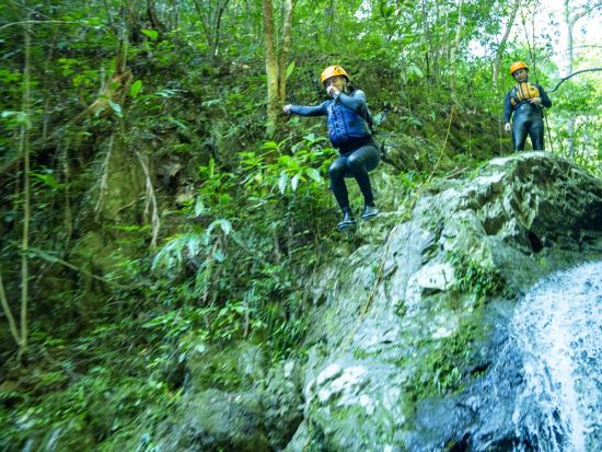 【秘境ツアー】カヌーで行くシャワークライミングツアー！やんばるの森で楽しむ非日常の川遊び体験＜10歳～／約3時間／4～10月／東村＞