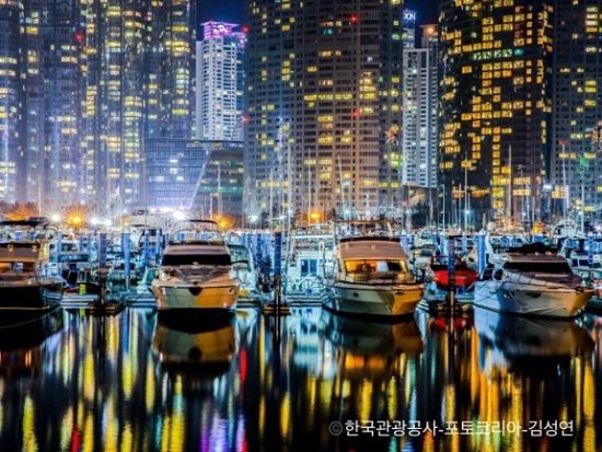 釜山ナイトツアー　広安里Mドローンライトショー＋夜景スポット巡り　テジクッパの夕食付き＜土曜日／選べる出発地／日本語ガイド＞