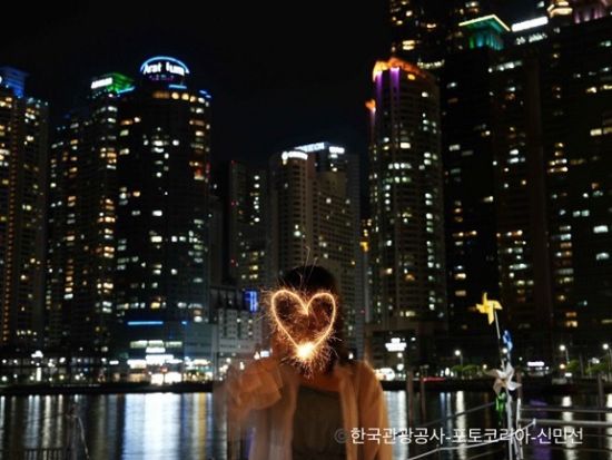 釜山ナイトツアー　広安里Mドローンライトショー＋夜景スポット巡り　テジクッパの夕食付き＜土曜日／選べる出発地／日本語ガイド＞