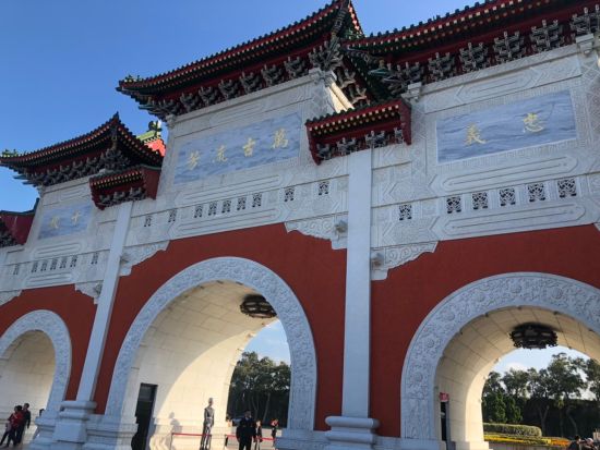 台北観光ツアー　龍山寺＆忠烈祠＆国立故宮博物院&台北101 ＜日本語または英語ガイド／台北101にて解散＞