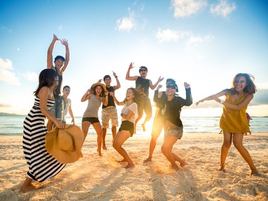 Beach_Friends_AdobeStock_86427795