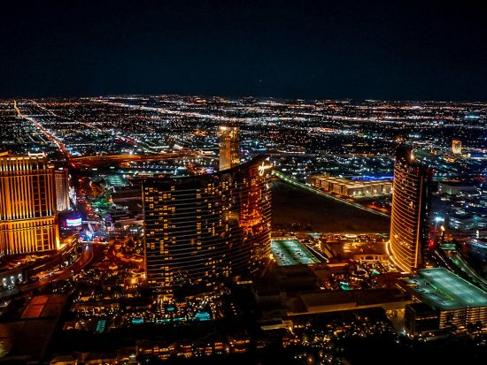 【12月31日限定】大晦日ヘリコプター遊覧飛行　煌めく夜景と新年を祝う花火ショーを上空から満喫＜送迎付き＞