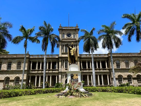 ワイキキ沖ボートクルーズ(1時間)＆ホノルル市内観光〈半日でハワイを満喫！/日本語ドライバーガイド〉