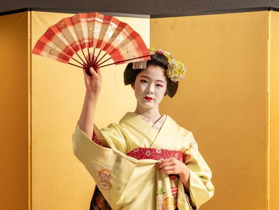 【多言語バスツアー】舞妓はんの舞踊と京料理付き バスツアー 舞妓はんとの記念撮影＜英・中・韓音声ガイド／夕方／京都駅発＞by おこしバス（京都定期観光バス）