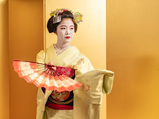 舞妓はんの舞踊と京料理付きバスツアー 舞妓はんとの記念撮影＜夕方／京都駅発＞by おこしバス（京都定期観光バス）