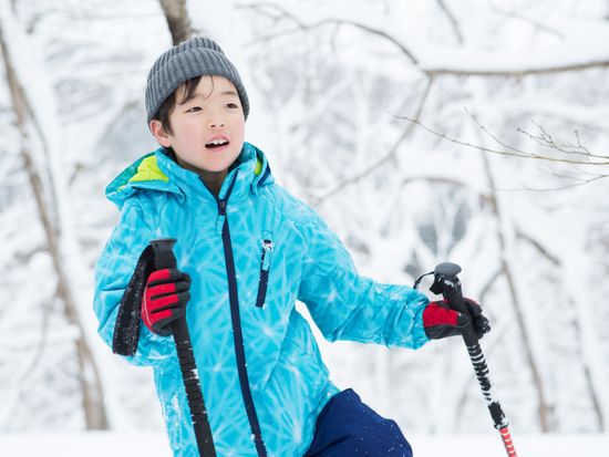 Hokkaido_Kids_SnowShoe_pixta_62893131_M