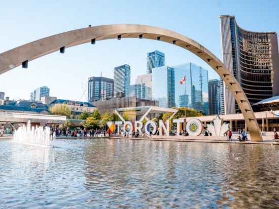 トロント市内観光ツアー 定番みどころスポットを車窓観光＜90分／英語ガイド＞