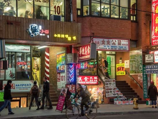 chinatown-toronto-dundas-spadina-night