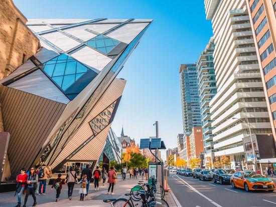 royal-ontario-museum-toronto-exterior-rom-crystal