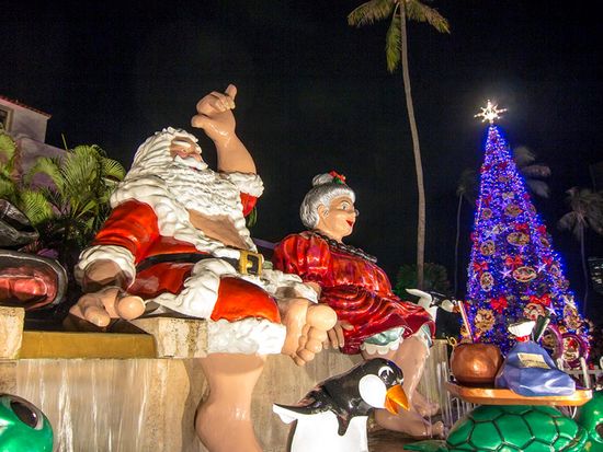 US_Hawaii_Oahu_holiday_Honolulu_city_lights_christmas_shutterstock_563062135