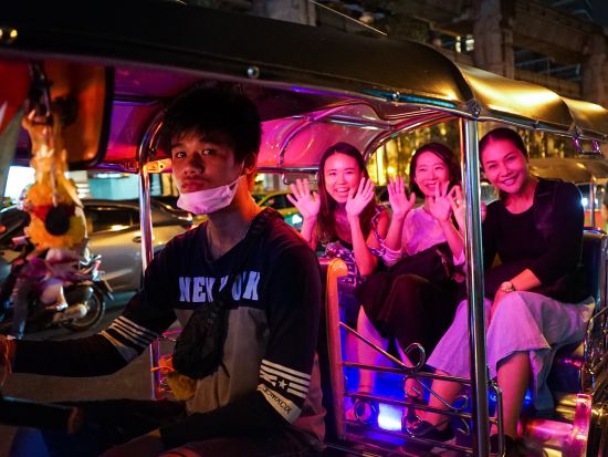 トゥクトゥクで行く！バンコク夜のバー巡り（サイアム・プラトゥーナム・シーロム編）