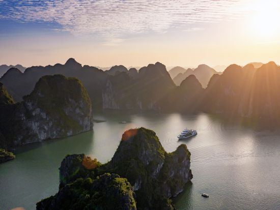 世界遺産ハロン湾クルーズ＆ドラゴンパール洞窟ディナーショー＜昼食・夕食付／日本語ガイド／ハノイ発＞