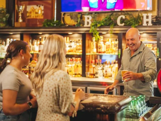 ブリスベン ランチリバークルーズ　名物ホテルでのランチ＋カンガルーポイントや市内中心部などの名所を船上から満喫！＜サウスバンク発＞