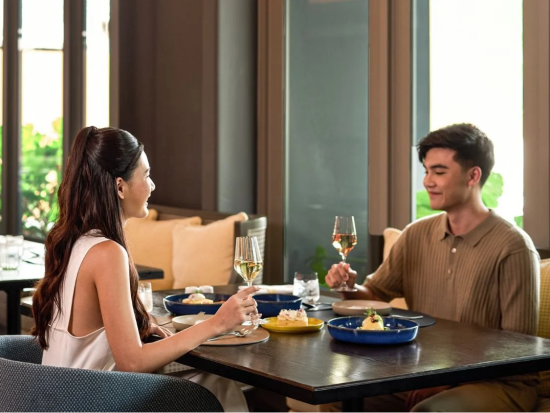 【早朝到着の方向け】5つ星ホテル内「EKKALUCK」朝食ビュッフェ＆スパークリングワイン飲み放題　スワンナプーム空港orドンムアン空港からの送迎付き